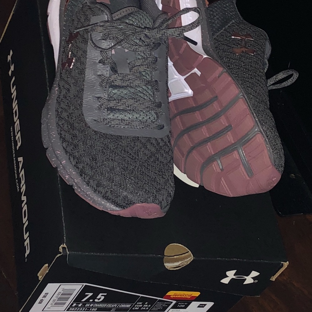 WOMENS SIZE 7.5 UNDER ARMOUR CHARGED ESCAPE 2